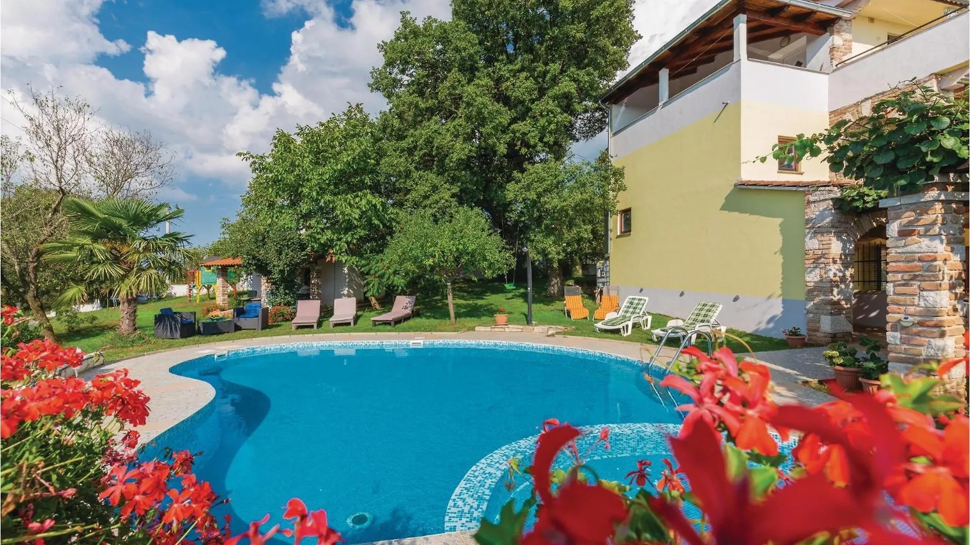 2 Bedroom Nice Apartment In Veli Jezenj