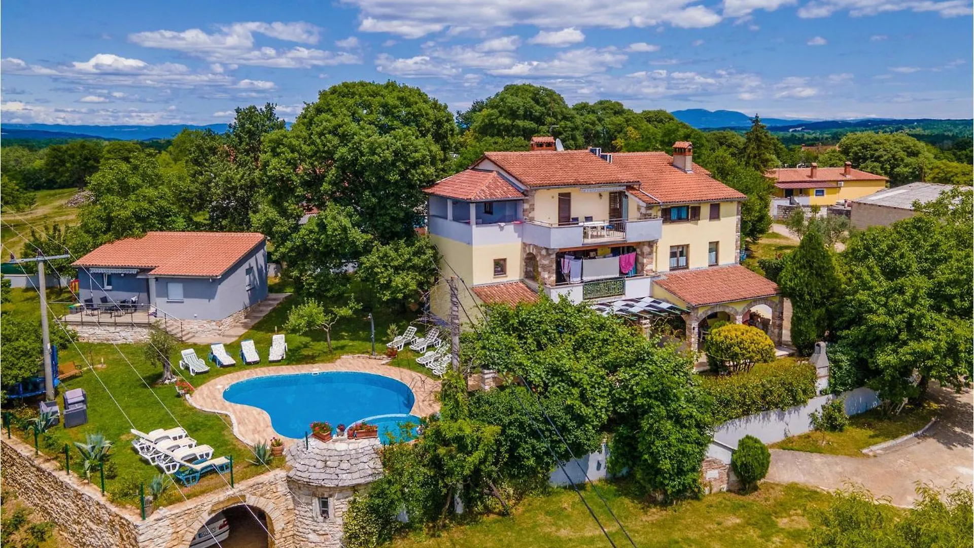 2 Bedroom Nice Apartment In Veli Jezenj Kroatien
